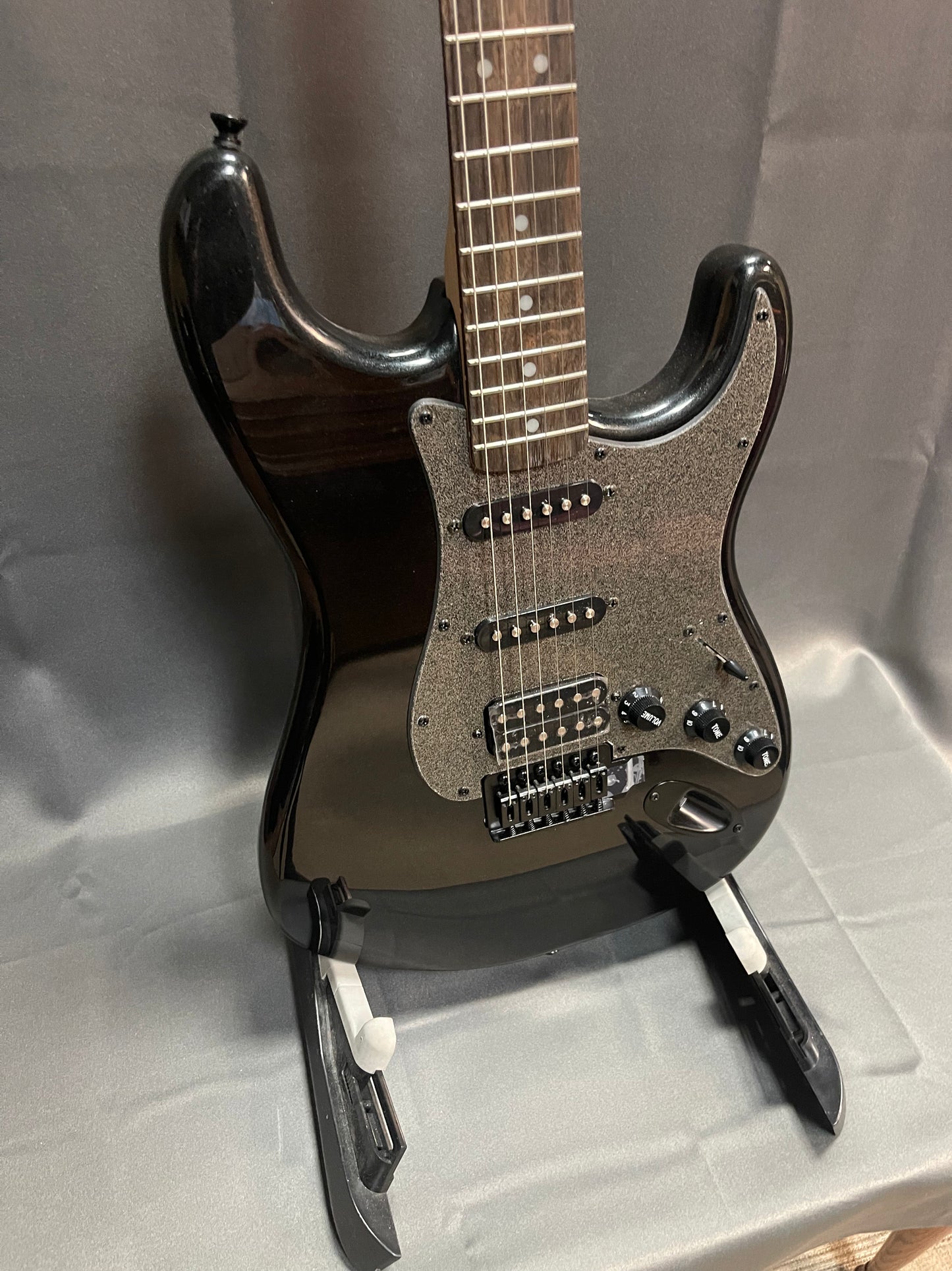 FENDER SQUIER STRAT - BLACK W/ GIG BAG