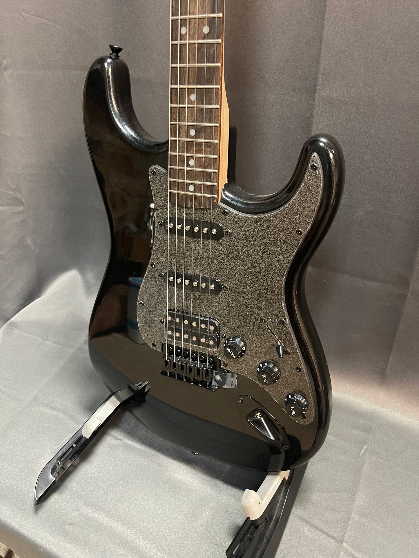 FENDER SQUIER STRAT - BLACK W/ GIG BAG