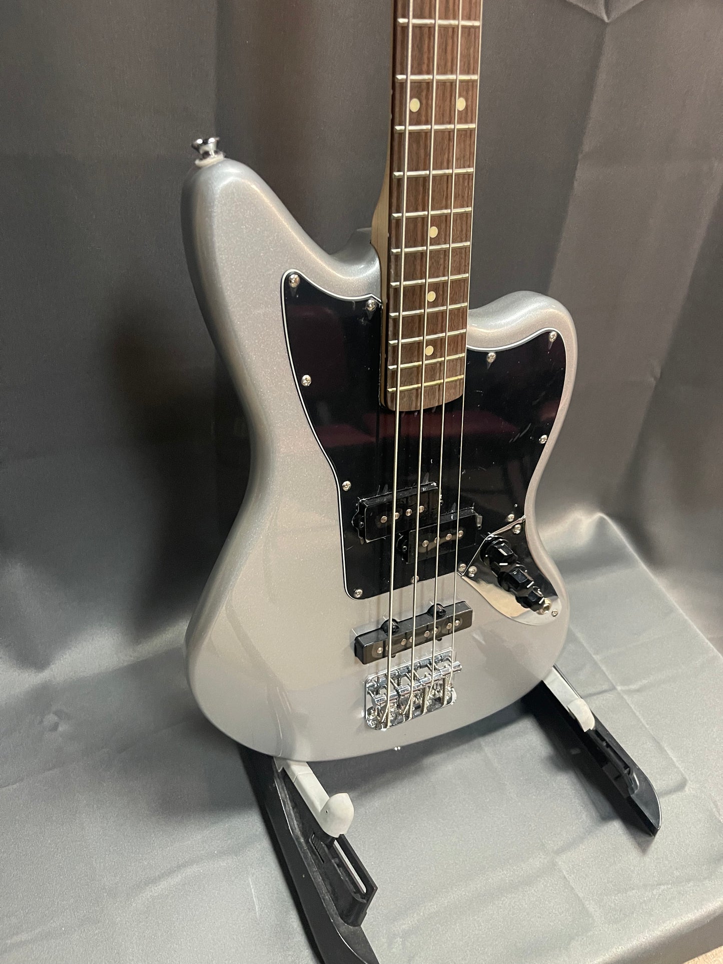 FENDER SQUIER VINTAGE MODIFIED JAGUAR BASS W/ GIG BAG