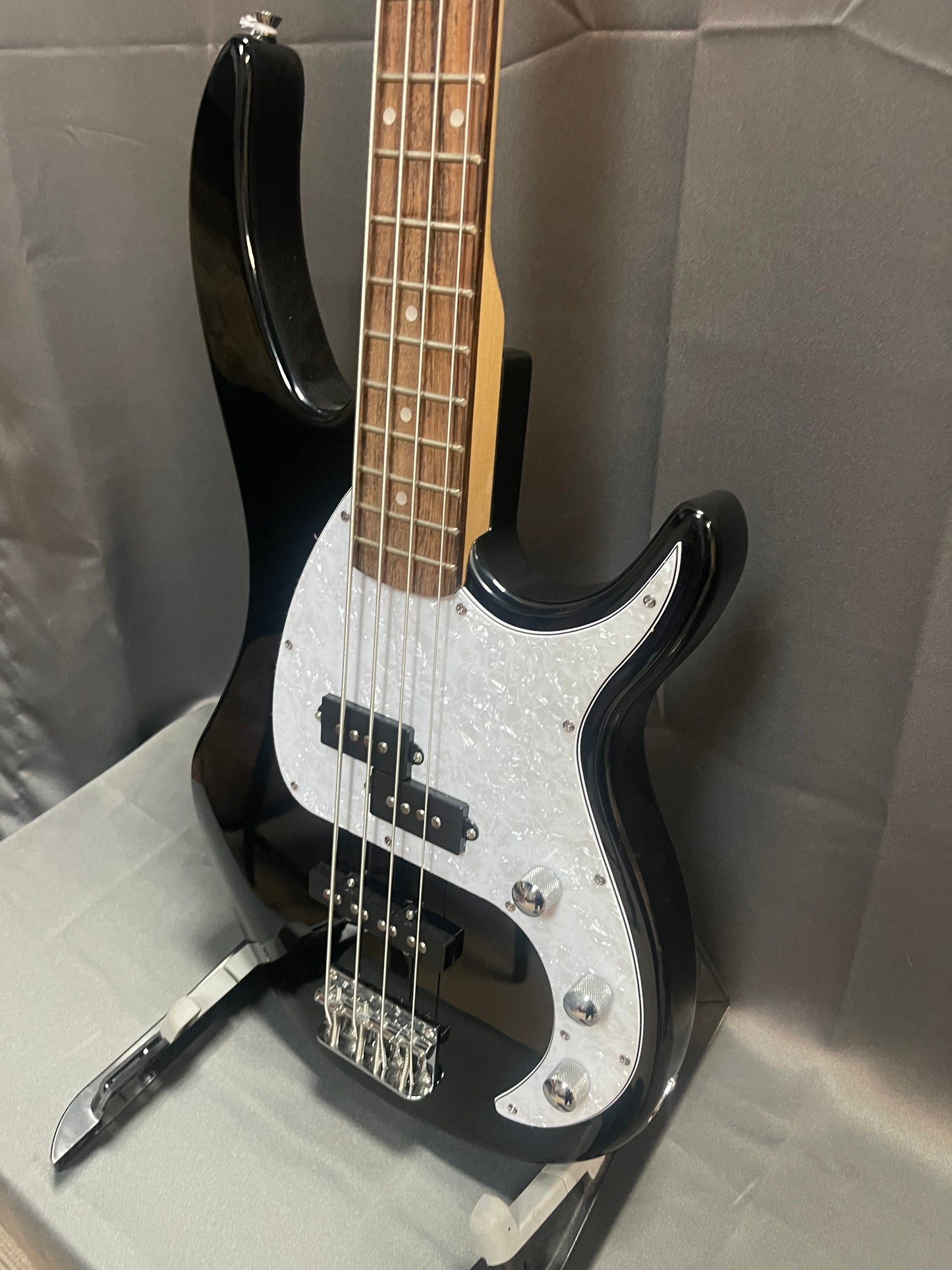 PEAVEY MILESTONE BLACK BASS