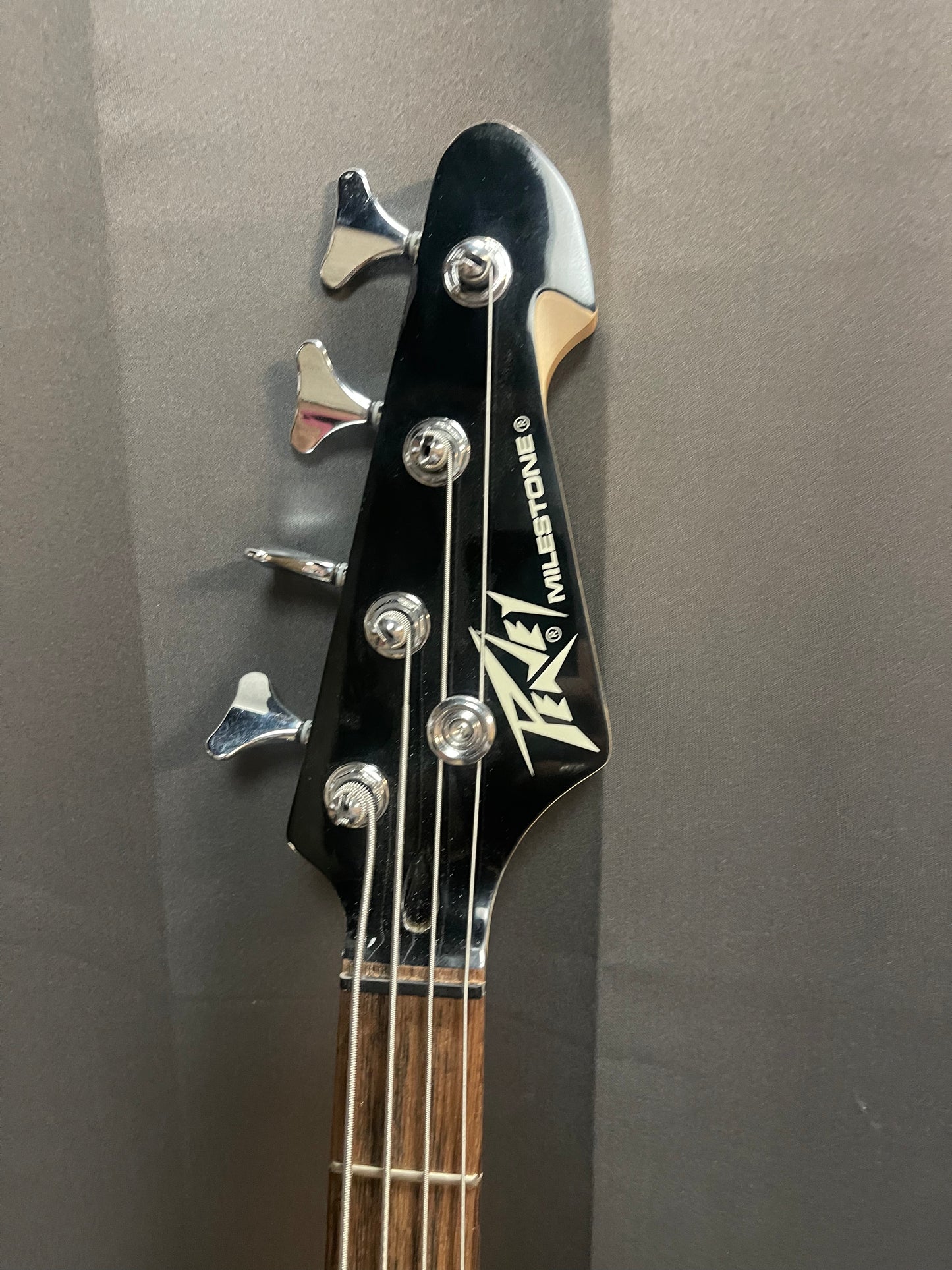 PEAVEY MILESTONE BLACK BASS