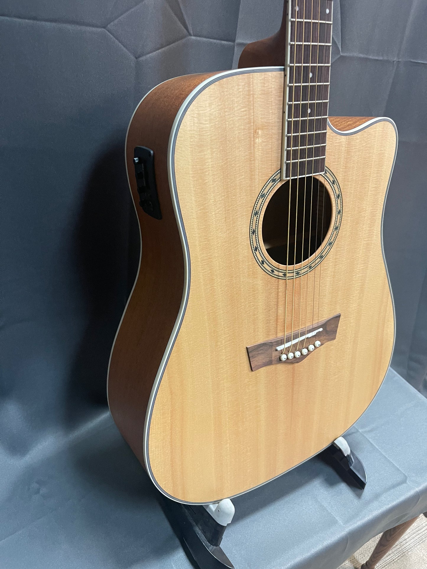 PEAVEY DW 2CE CUTAWAY ACOUSTIC/ELECTRIC GUITAR